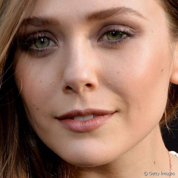 Elizabeth Olsen combinou a sombra cinza clara esfumada com uma pele bem iluminada para a première do filme 
